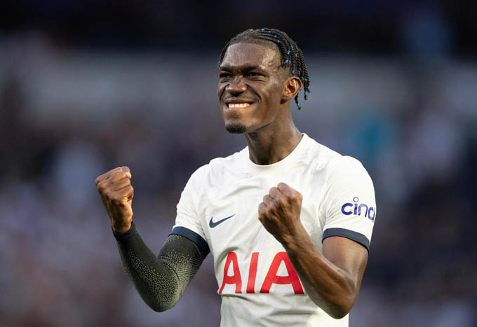 Fan Tottenham hi vọng Bissouma có thể trở lại