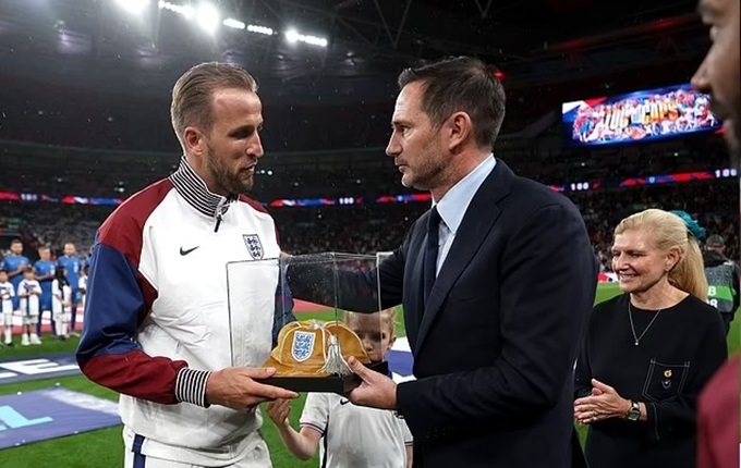 Kane nhận kỷ niệm chương là chiếc mũ vàng từ tay Frank Lampard