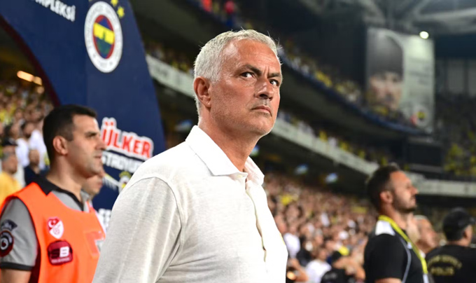 Mourinho bị Galatasaray chế giễu